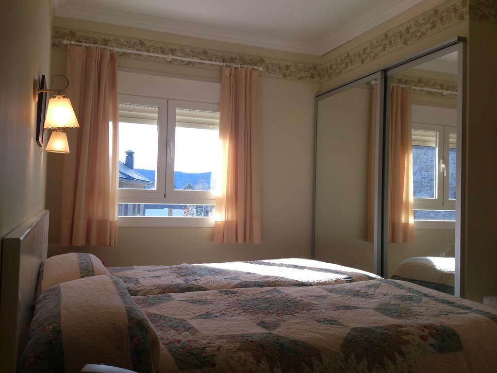 Hotel Chalet Puigdefabregas Jaca Værelse billede